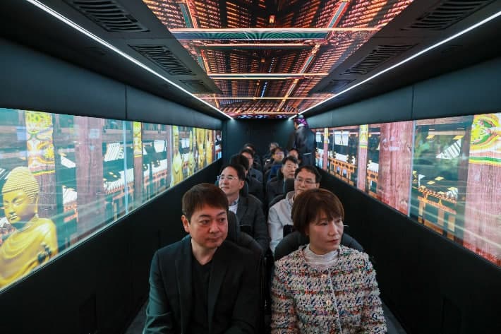 "버스 타고 신라 느껴요"…경주시, '골든 신라 XR 버스' 운영 시작