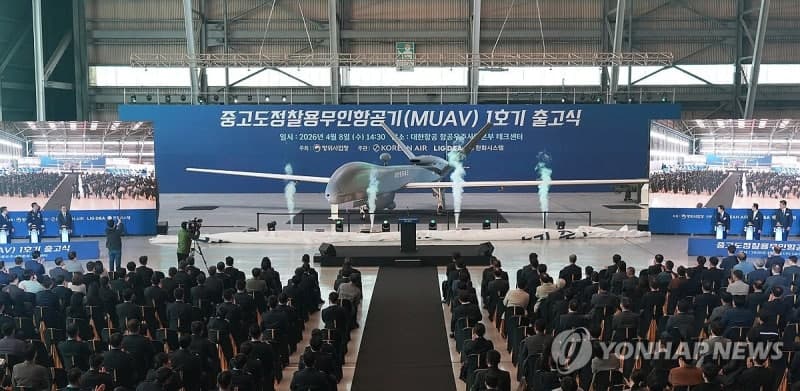 국산 중고도 정찰무인기 1호기 출고, 10~12km 상공서 적 감시