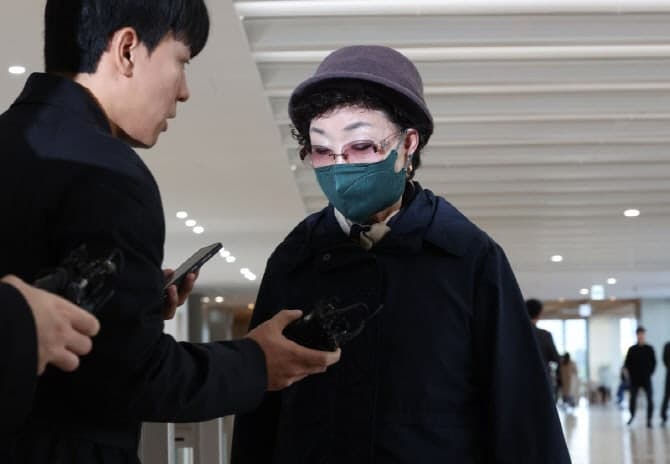 경찰, 김건희 모친 최은순 소환…'금품수수 연루' 의혹 추궁