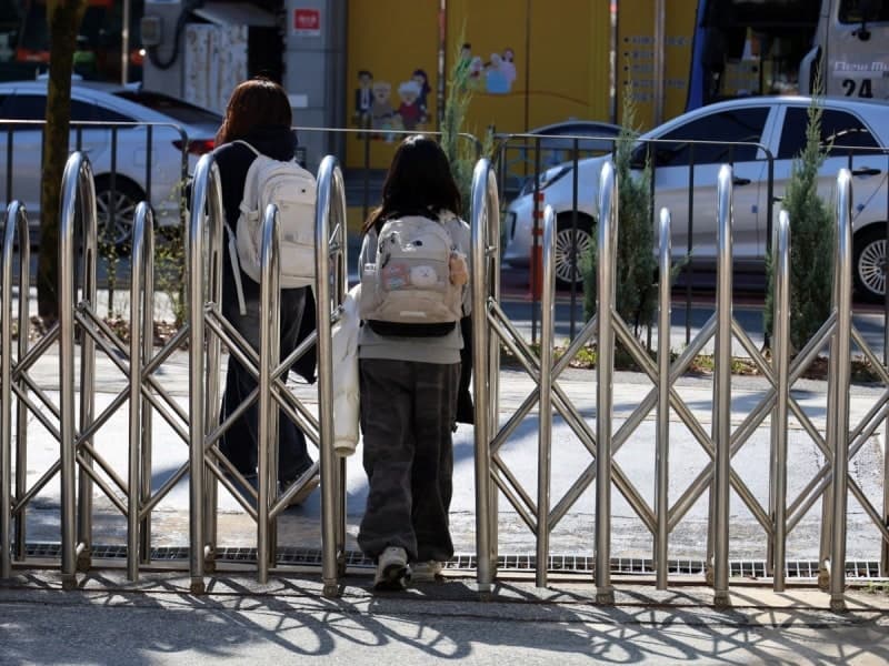 "애들 학교 끝날 시간에" 대전 오월드 늑대 탈출, 초교 인근 배회하며 포획 난항
