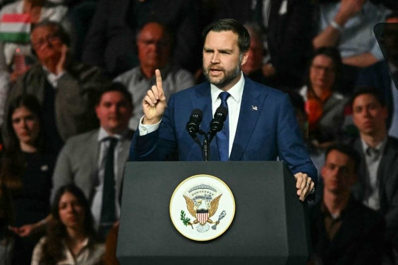 트럼프, 헝가리 총선서 '오르반 구하기'… 美 부통령도 지원사격