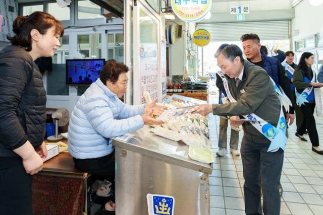 월성원자력본부, 전통시장에서 "에너지 위기 극복 동참합시다" 에너지 절약 캠페인 성료