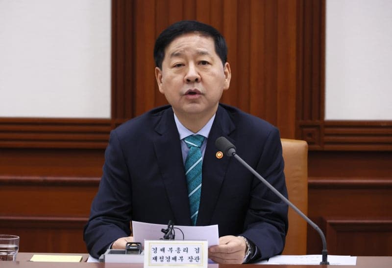 구윤철 "필름·비닐 공급망 안정적 관리 중요…필요시 석유화학제품 긴급수급조정 조치 검토"