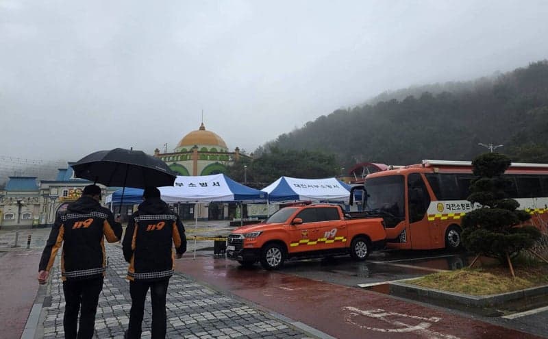 오월드 탈출 늑대 수색 난항…비 속 "하울링 소리로 유인" 총력