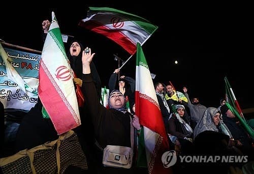 이란 강경파, 휴전 합의 반발 "적에게 준 선물"…반발 시위도