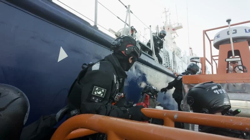 “불법조업선 발견!” 무인헬기·섬광탄 투척…해경, 서해 중국 어선 파상 공세