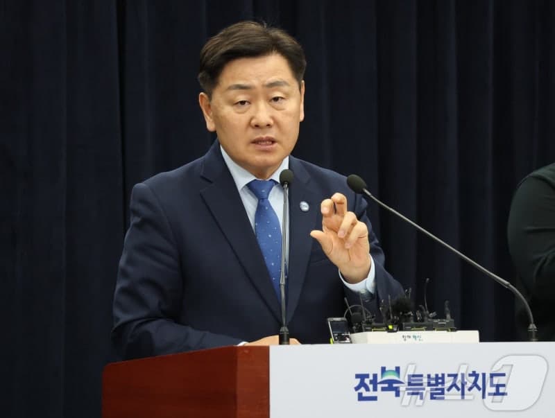 김관영 전북지사, 도청 직원에 편지…"미안하고 감사해" "꽃이 진 자리에 더 단단하고 푸른 잎"