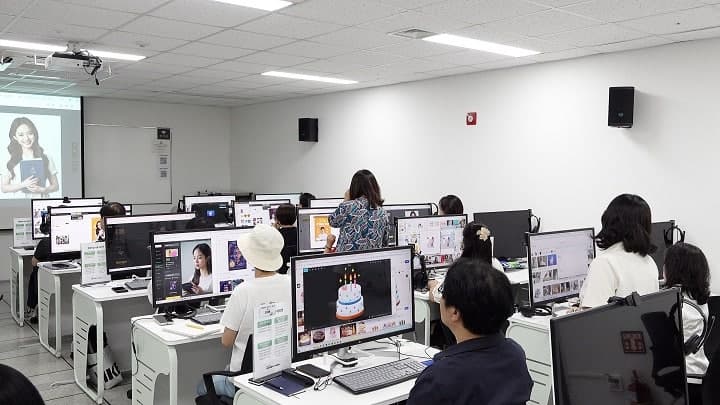 서울시, 중장년 1천500명 'AI 실전교육'으로 디지털 격차 해소 및 재취업 지원