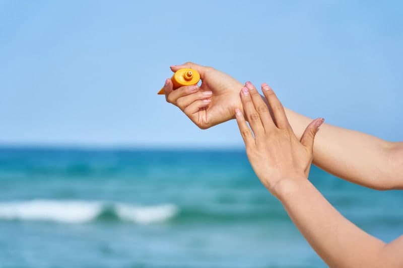 식약처, "합리적 개선"…자외선차단제 '전신 사용 금지', 드라이샴푸 '물로 씻어낼 것' 문구 빠진다