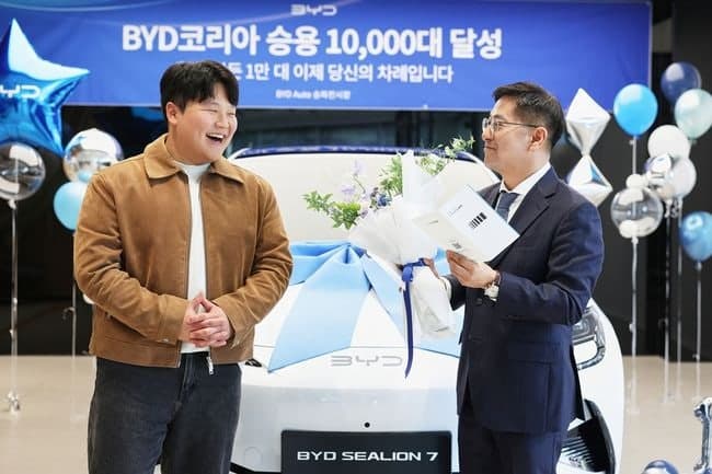BYD코리아, 1만대 돌파 기념 '천하제빵' 최연소 참가자 김진서 씨에게 '씨라이언 7' 전달