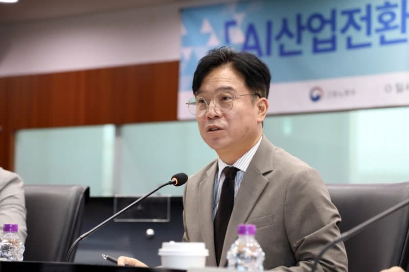 노동부, "직원도 AI 다룰 수 있어야"…'바이브코딩' 해커톤 개최