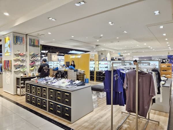 롯데백화점, '도심 러닝 성지'로 진화…"신발 사고 10층 옥상 정원서 바로 뛰어요"