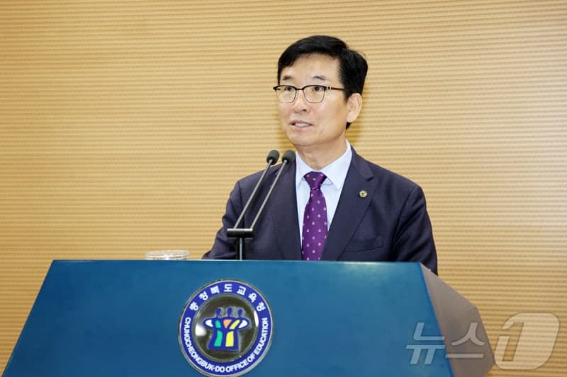 윤건영 충북교육감 '골프 접대 의혹' 무혐의…경찰 불송치