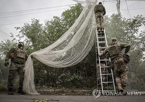 프랑스 어촌, 낡은 그물 우크라에 보내 '드론 방패'로 활용