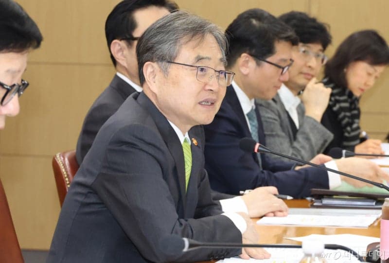 조현, 이란 외교장관과 통화 "호르무즈 통항 재개돼야"…장관 특사 파견 논의