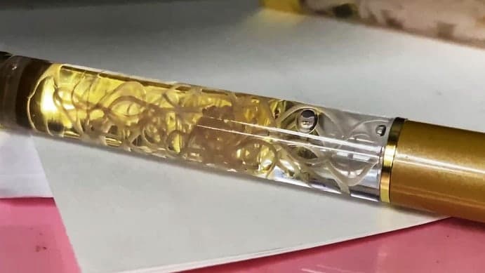 “5일 동안 살아서 꿈틀거려” 日 ‘기생충’ 볼펜 1000개 완판