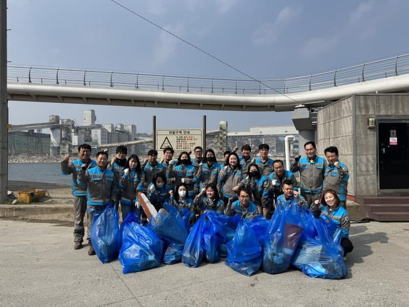 삼표시멘트, 세계 물의 날 맞아 삼척 오십천 정화활동… 해변까지 확대