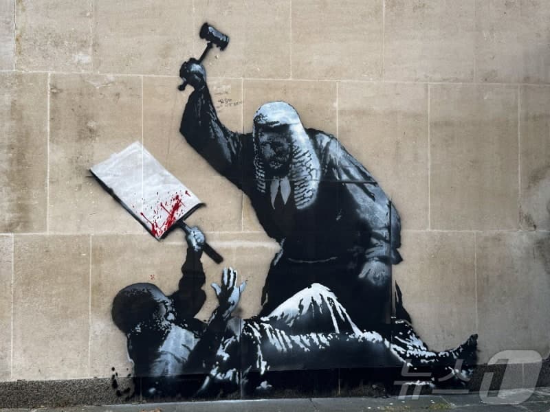 '얼굴 없는 화가' 뱅크시, 21만원 초저가 결혼식과 10평 신혼집 생활 뒤늦게 화제