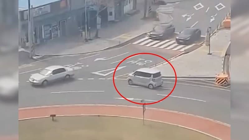 "초보라 못 가는 줄 알았는데"…회전교차로 한복판에 주차한 경차 '경악'