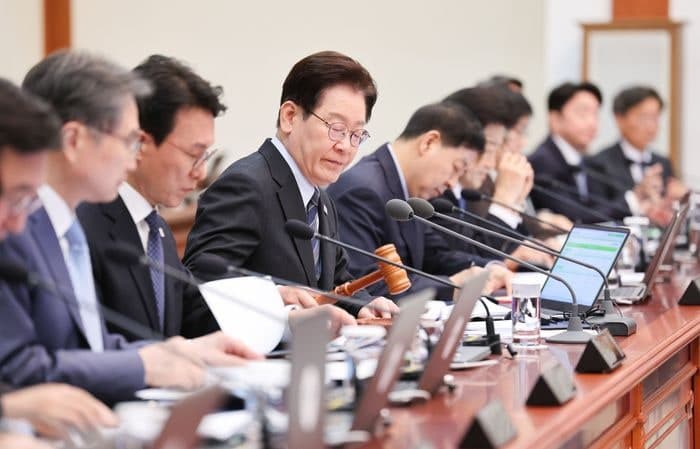 李대통령 "중동전쟁 위기이자 기회…경제체제 근본 변화할 시점"