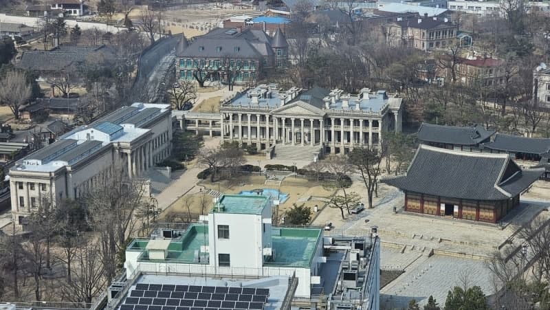 "덕수궁 옆 영국 대사관 화나" 돌담 훼손한 30대 남성 체포