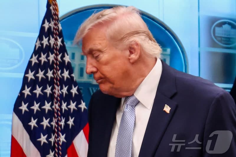 트럼프 "이란 주변에 美전력 유지…합의 불이행시 '사격 개시'"