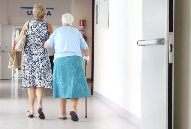 "자다가 소리 지르거나 주먹질"…과격한 잠버릇, 파킨슨병 초기 증상일 수 있다?