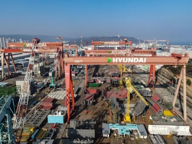 HD현대중공업 울산조선소 잠수함 화재…60대 실종자 발견했지만 구조 난항