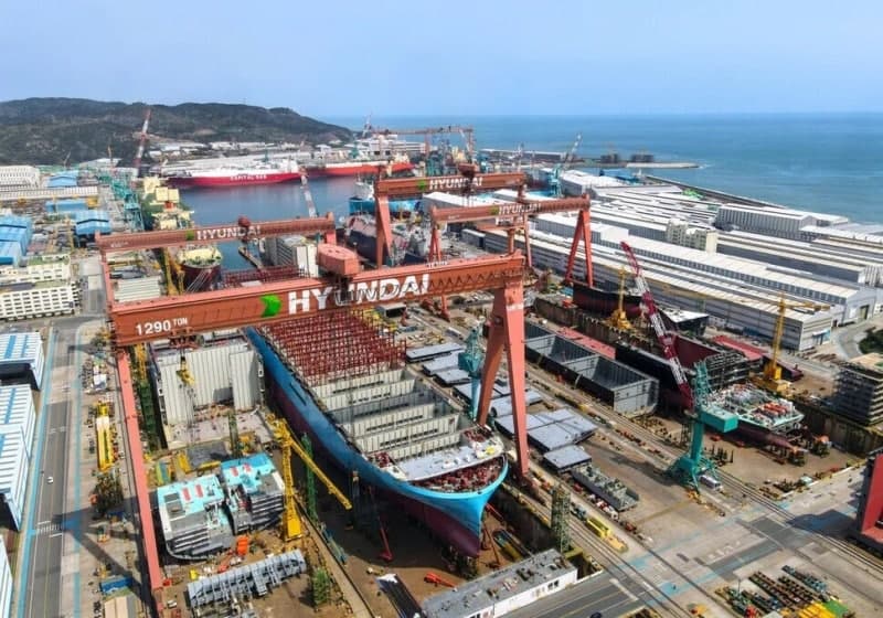 HD현대중공업 울산조선소 정비 잠수함 화재…1명 실종