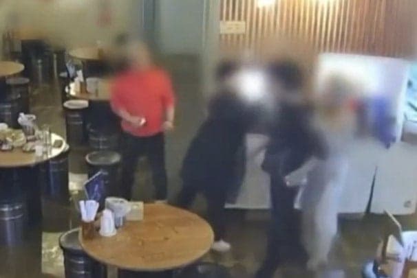 식당서 흡연 말리자 “어린 X이” 욕설 난동…경찰은 그냥 보내 “보복 두려워” 불안