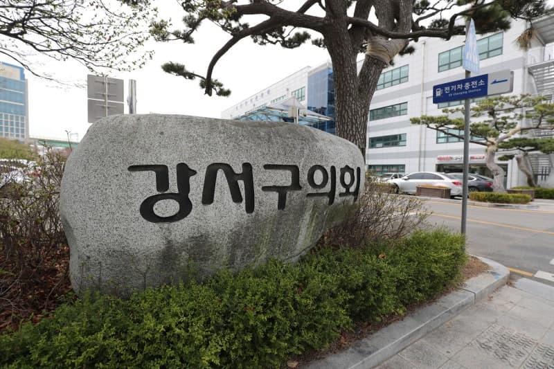 경찰, '채용 비리 의혹' 강서구의회 의장·운영위원장 구속 송치