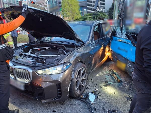 부산 사상구 냉정역 인근서 시내버스와 승용차 충돌…5명 경상