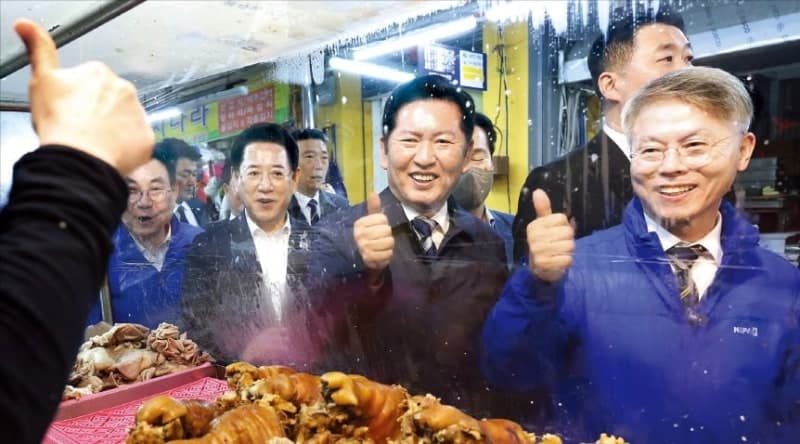 정청래 "현역의원 후원회장 금지"라더니…마포구청장 후보 후원회장 맡아 논란