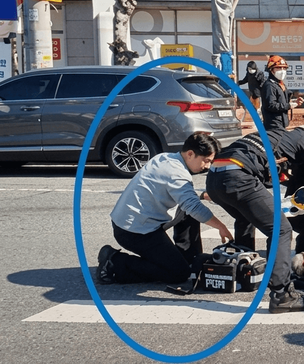 "위급 순간 망설임 없었다" 퇴근 중 교통사고 현장서 80대 여성 생명 구한 소방관