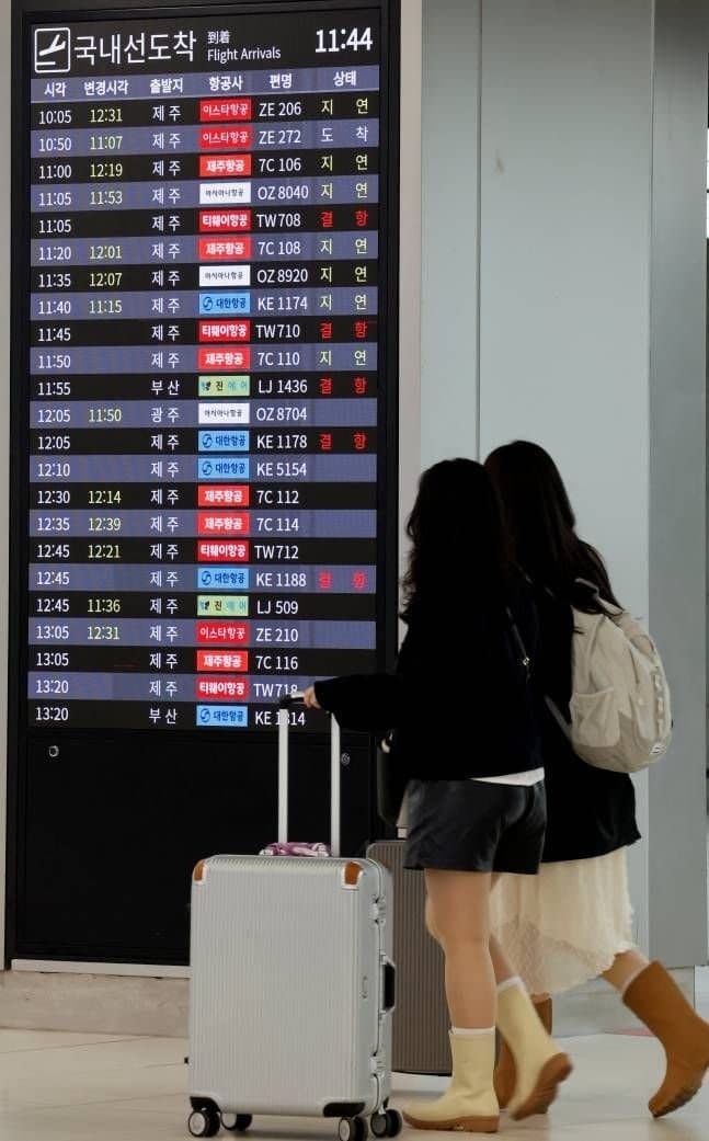 강한 비바람에 결항 속출했던 제주공항, 38편 임시 증편으로 항공편 정상화