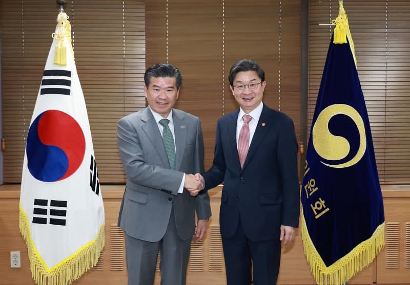 “글로벌 금융 허브 도약”… 이억원 금융위원장, 암참 회장 만나 '韓 금융 경쟁력 강화' 논의