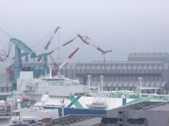 HD현대중공업, 잠수함 화재 고립 근로자 하루 만에 "사망" 정정 공시