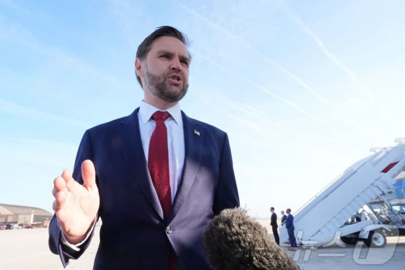 밴스 미 부통령 "이란과 긍정적 협상 기대…장난치지 말라" 경고