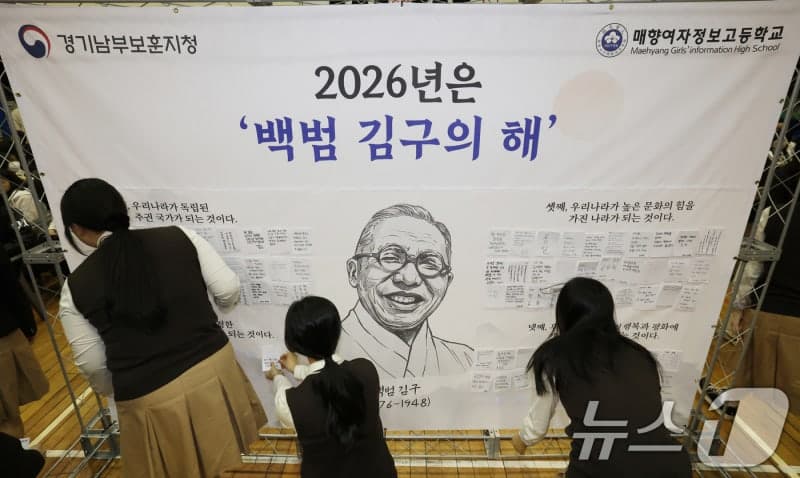 임시정부 수립 기념일 하루 앞, 순국선열 기리며 묵념하는 학생들