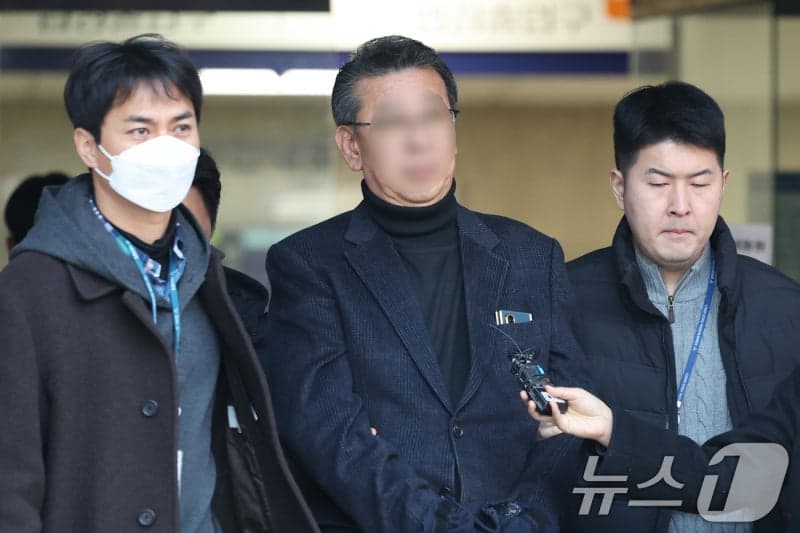 ‘장애인 성학대 의혹’ 색동원 전 시설장 첫 재판…“공소사실 특정 안돼” 공방