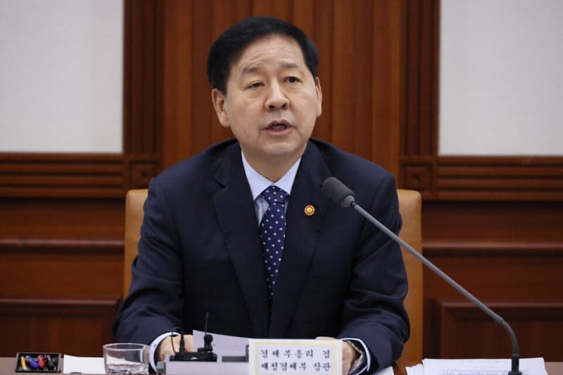 구윤철 "나프타, 보건의료·생활필수품에 최우선 공급"…"천둥 멈췄지만 먹구름 그대로" 긴장 유지