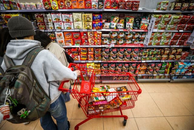 “이러다 라면도 못 먹을 판” 식품업계, 중동 전쟁으로 포장재 대란 비상