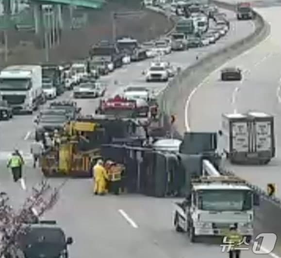 대구 논공 광주대구고속도로서 탱크로리 전복, 황산 유출…1명 부상 병원 이송