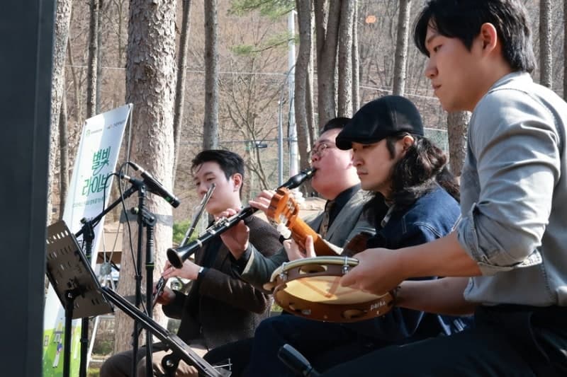 스타벅스, 9월까지 매주 토요일 '별빛 라이브' 개최…청년 아티스트 무대 지원