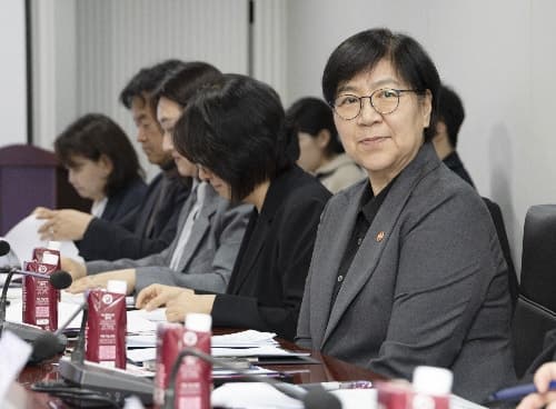 '시설 대기' 아동부터 입양가정 결연 우선 심의, 입양 속도 높인다