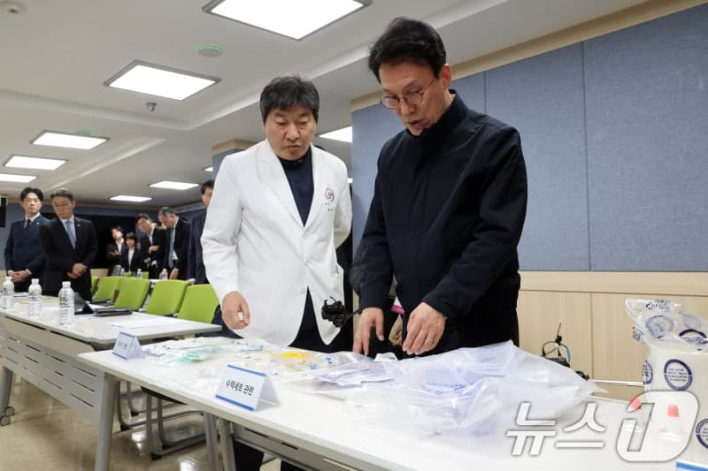 김 총리 "의료 필수품 우선 공급…대체 원료 투입 안정성 평가 신속하게"