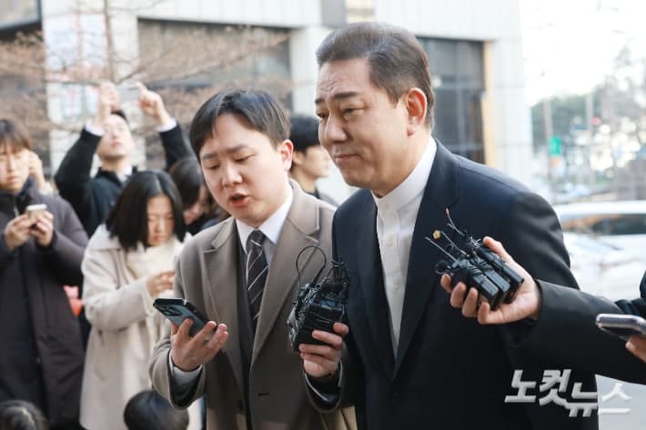 '13개 의혹' 김병기, 이틀 만에 7차 경찰 조사 출석…'묵묵부답'