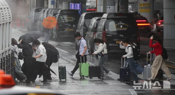 전국 비 낮부터 차차 그쳐…남해안·제주 '강풍 동반 집중호우' 안전사고 유의