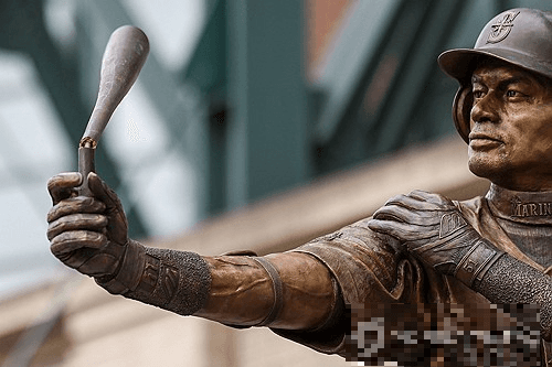 영구결번 이치로 동상 제막식서 '두동강' 난 배트…이치로의 반응은?