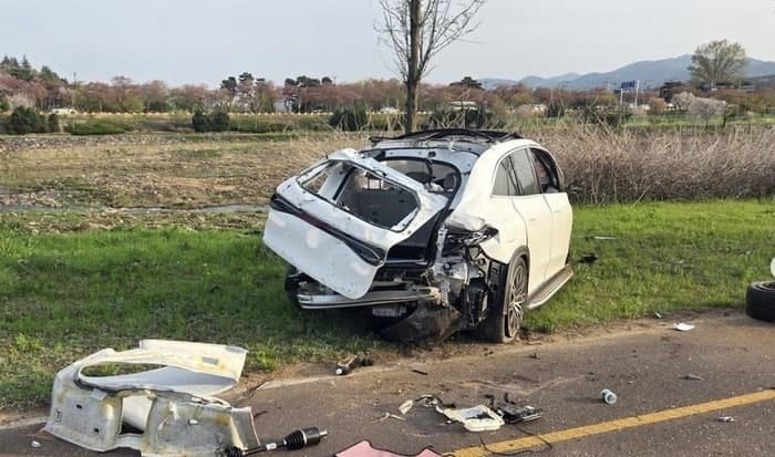 경주서 가드레일 들이받고 5m 아래 추락한 SUV…60대 여성 등 4명 사망